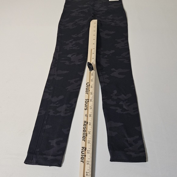 NEW Spanx Small Petite Black Camo Leggings Pants Shapewear LAURA of PEMBROKE - Picture 5 of 9